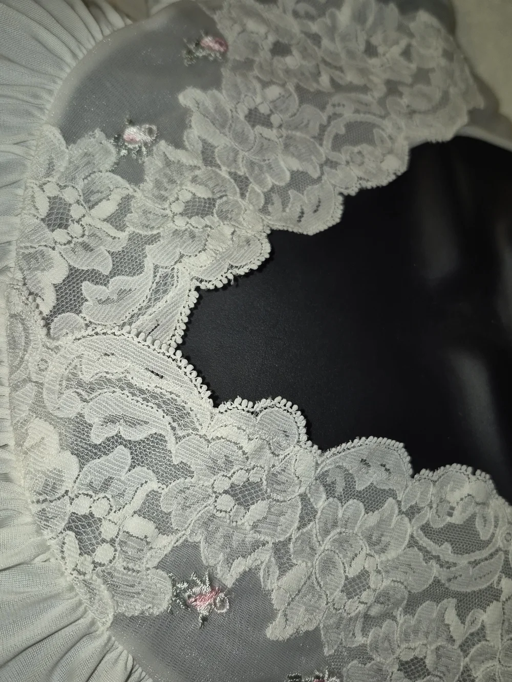 Vintage Shadow Line Medium White Lace-Trim Embroiderd Flowers Nightgown - Picture 4 of 11